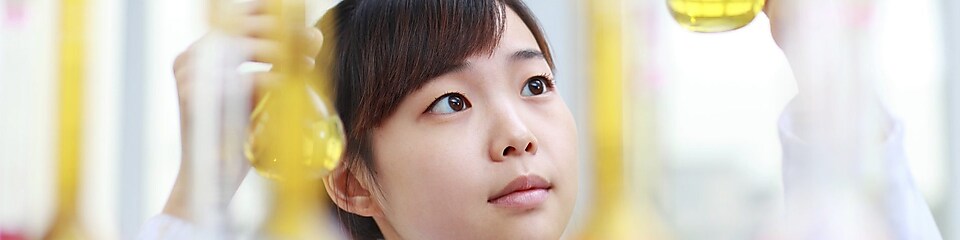 员工在实验室工作
