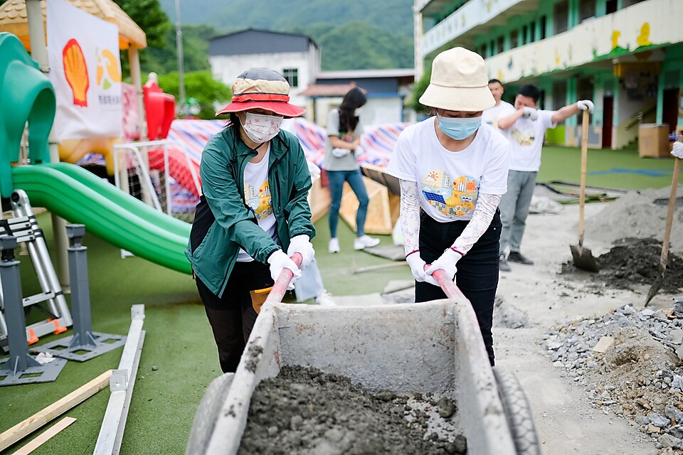 开云志愿者正在进行阳光童趣园搭建
